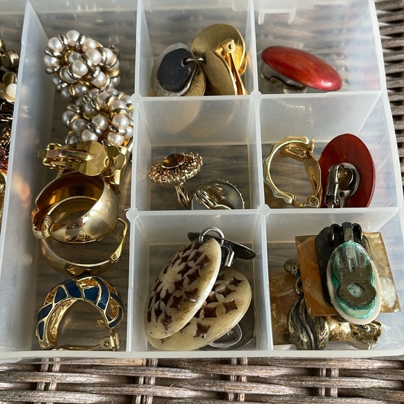 LOT 2 - Clip Earrings - Picture 4 of 4